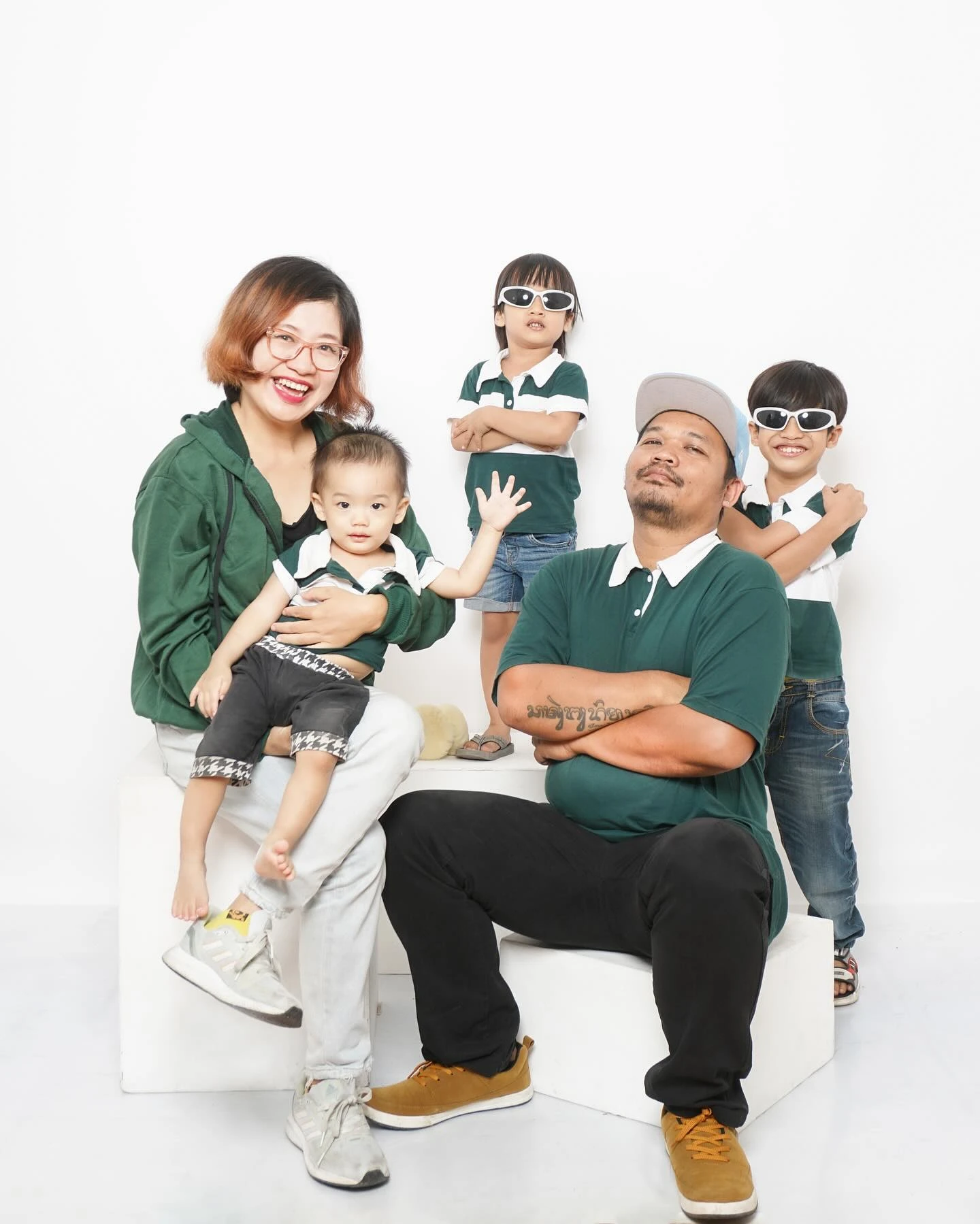 Foto keluarga besar konsep kasual kemeja hijau di Ignos Studio