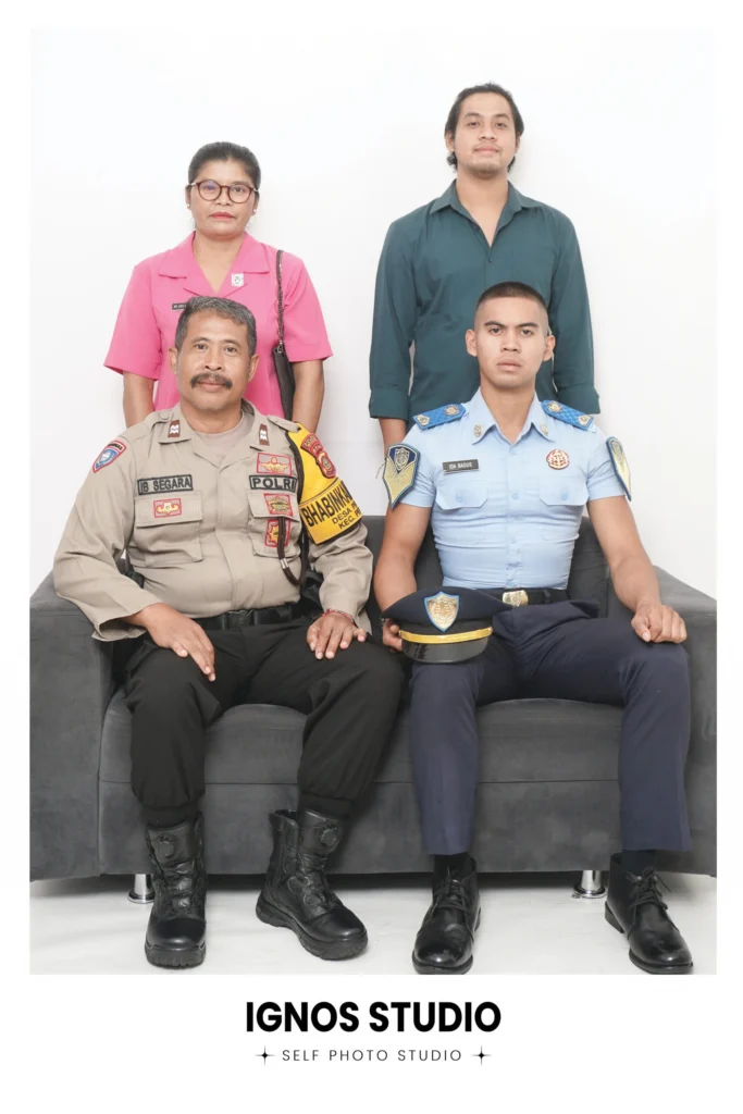 Foto keluarga besar mengenakan seragam dinas polisi dan TNI di Ignos Studio