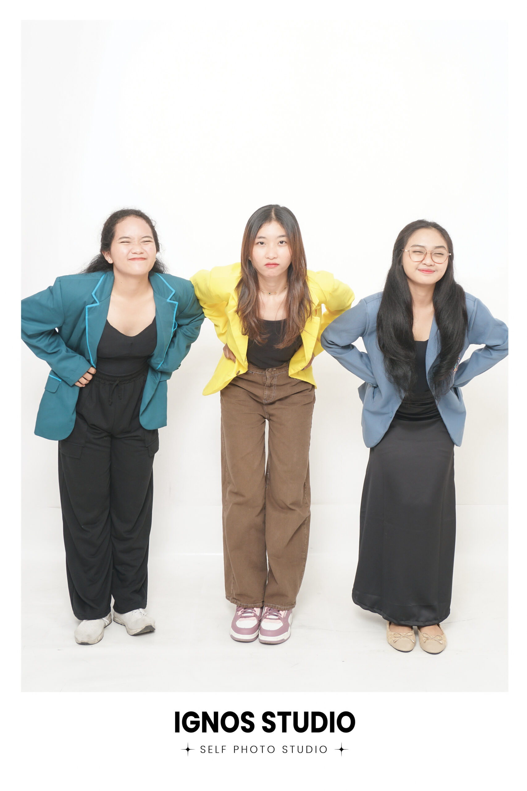Tiga wanita berpose menggunakan blazer modis di Ignos Studio foto studio profesional.