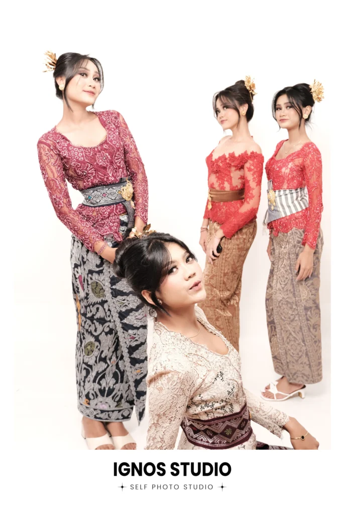 Empat wanita berpose elegan mengenakan kebaya Bali warna-warni dan kain batik di Ignos Studio.