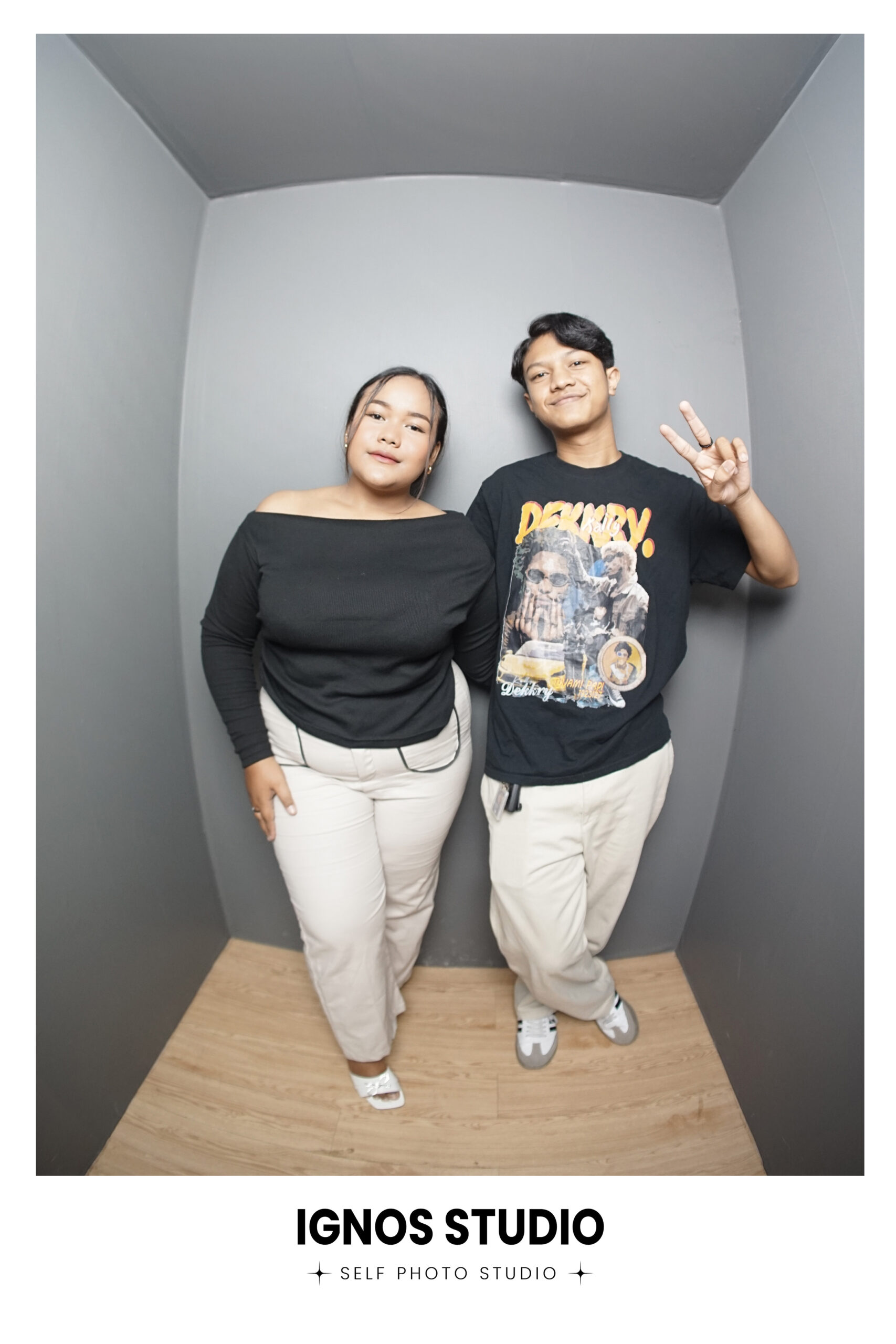 Foto pasangan dengan lensa wide angle sudut pandang luas di Ignos Studio.