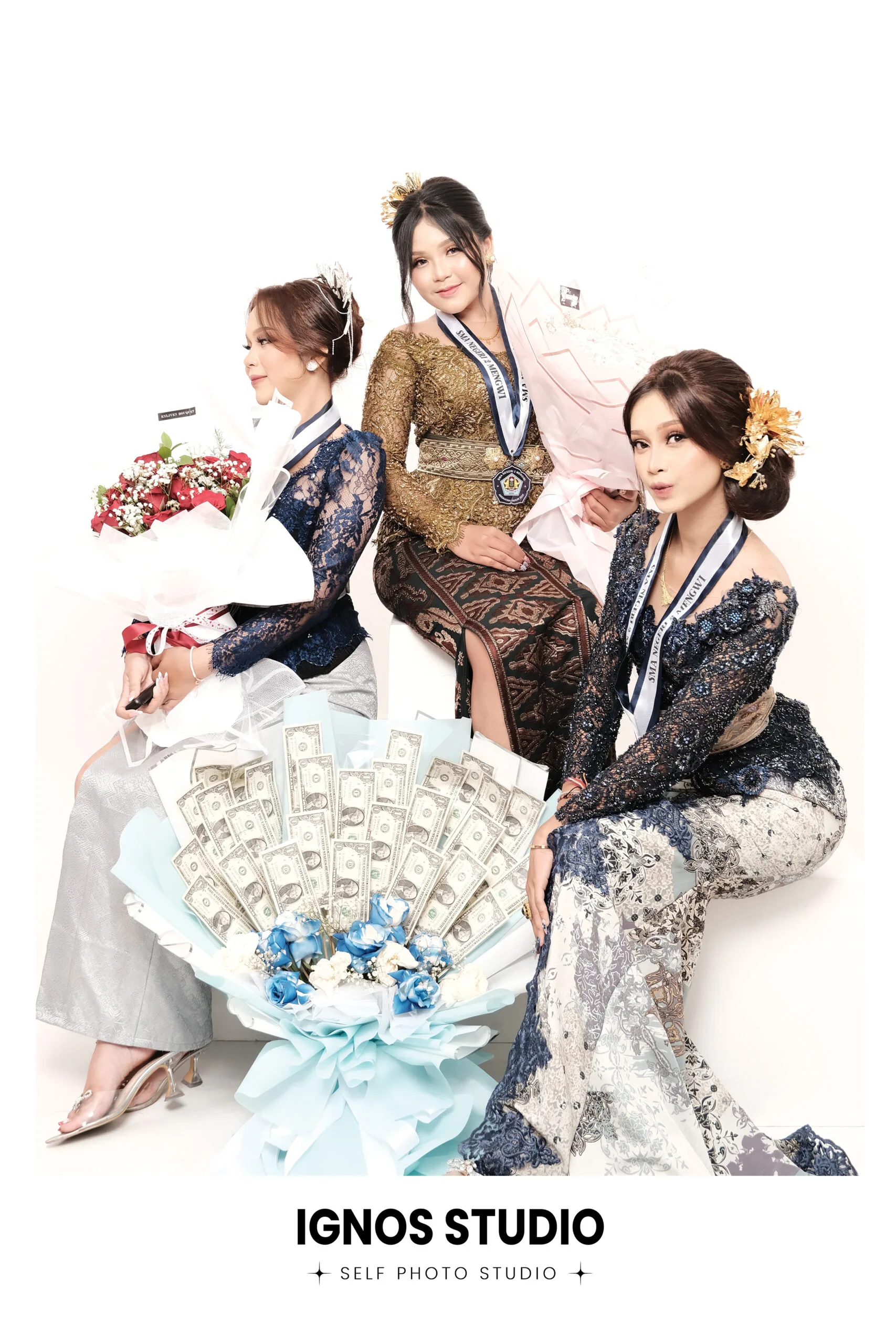 Grup wanita mengenakan kebaya modern berpose dengan buket bunga besar di Ignos Studio untuk sesi foto wisuda atau kelulusan.