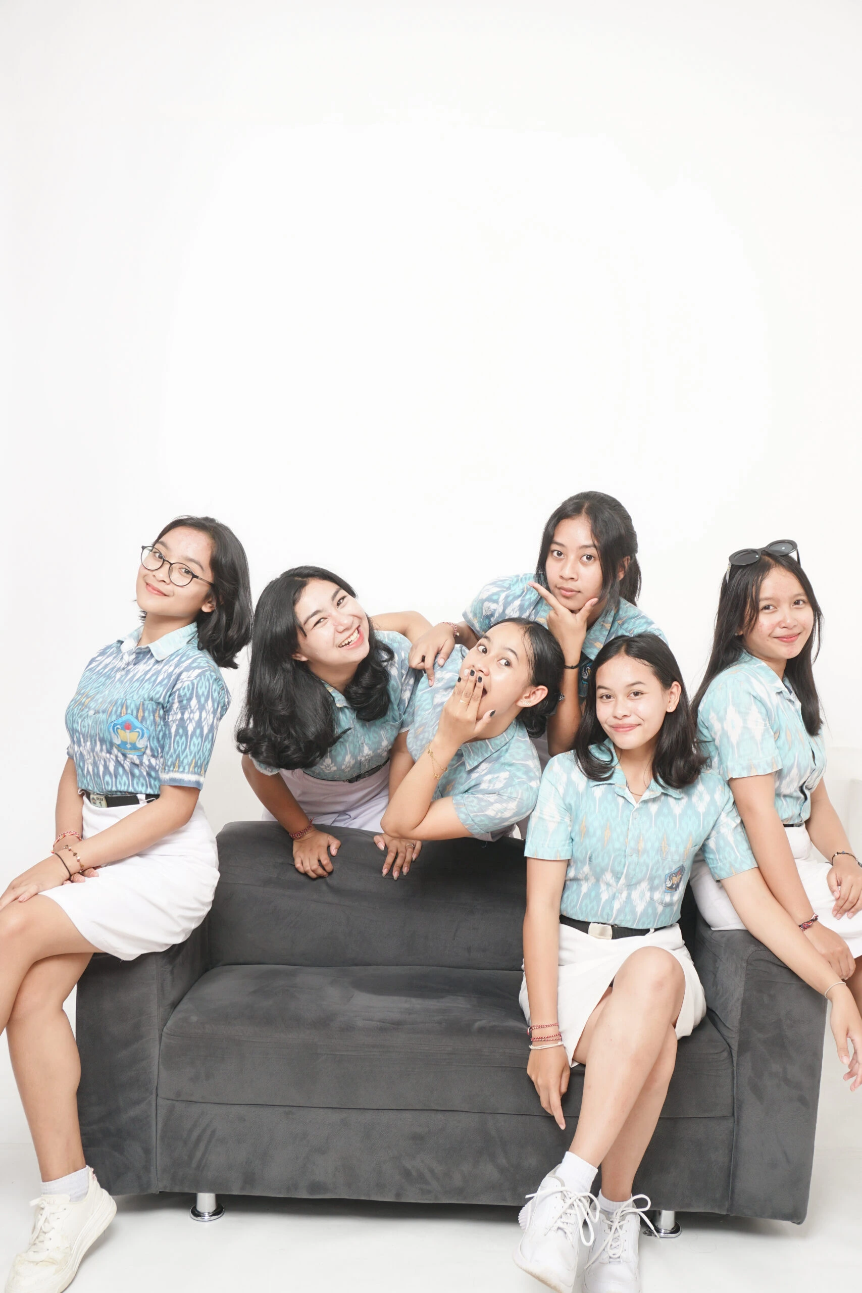 Grup wanita berpose bersama di Ignos Studio - Self Photo Studio profesional.