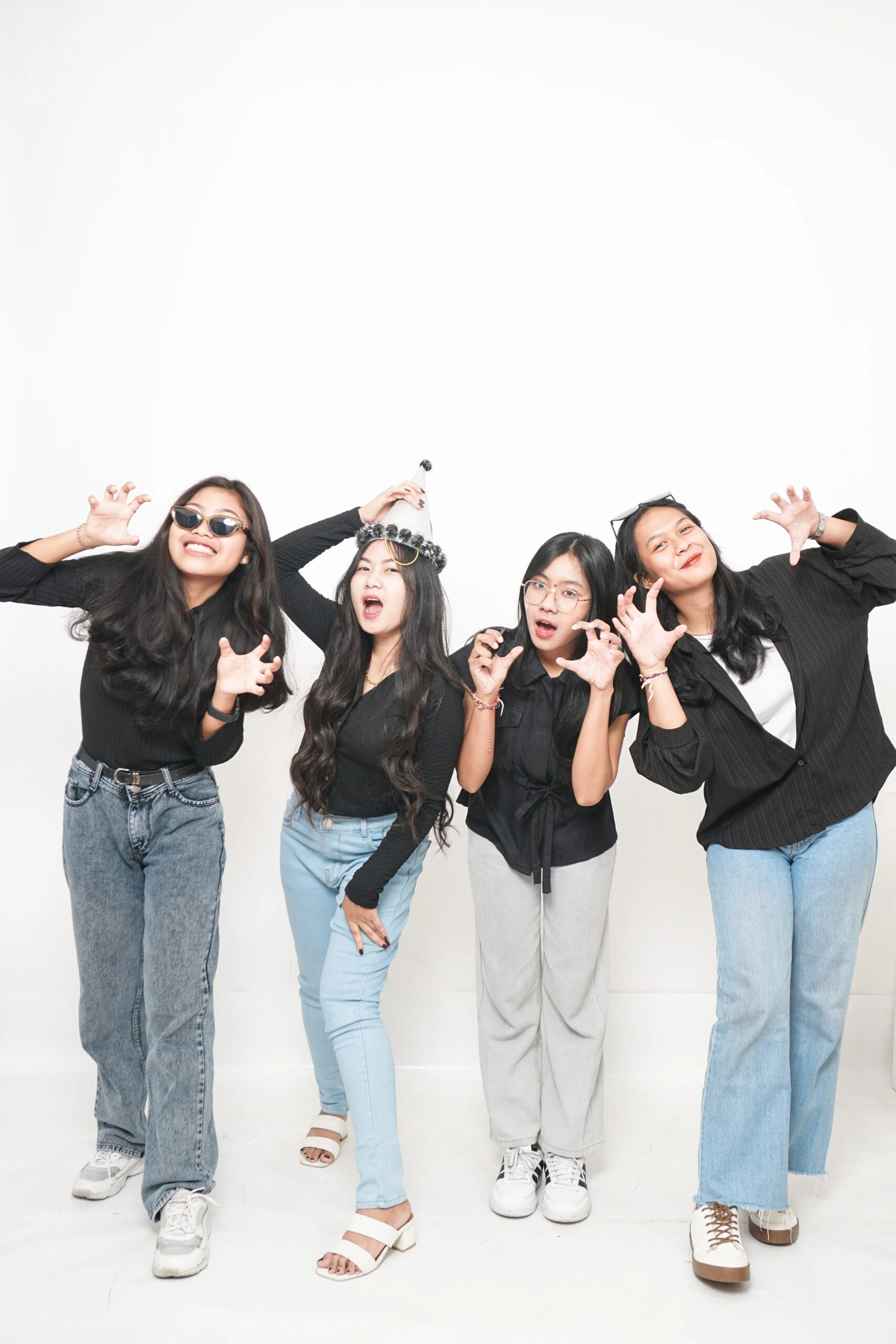 Empat wanita berpose ceria menggunakan pakaian hitam di Ignos Studio - Self Photo Studio.