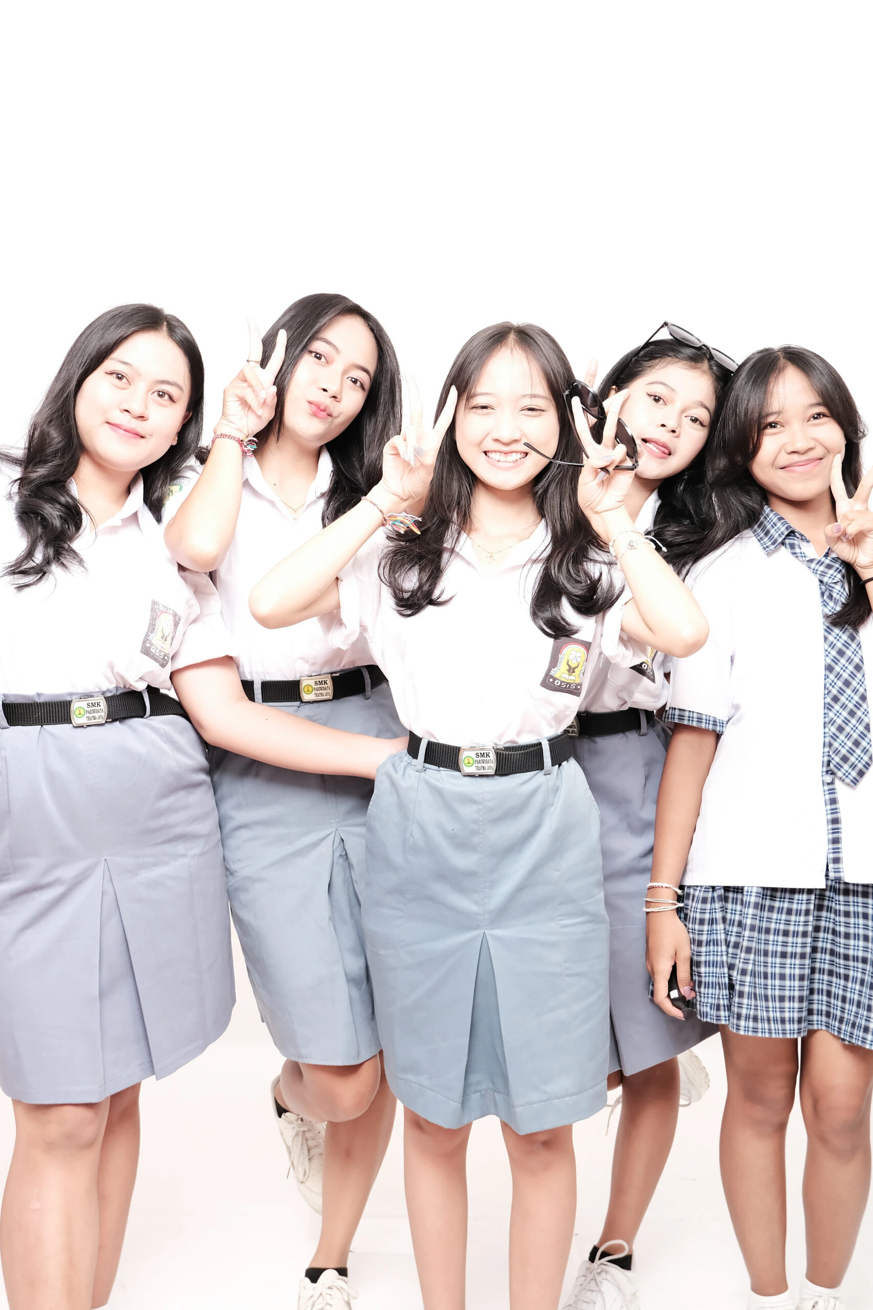 Grup siswi sekolah berpose ceria mengenakan seragam di Ignos Studio - Self Photo Studio.
