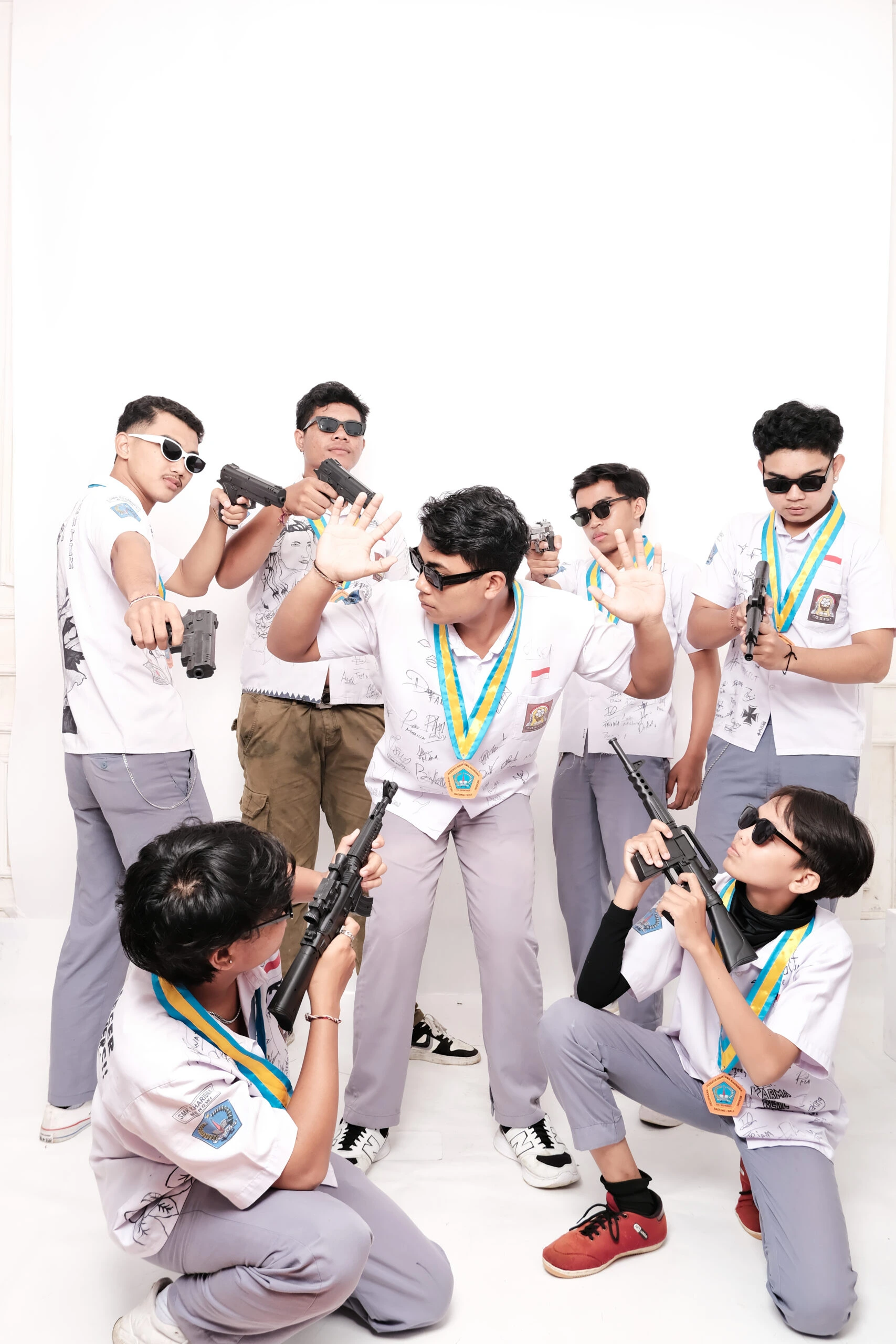 Grup pria berpose seru menggunakan kacamata hitam dan properti unik di Ignos Studio - Self Photo Studio.