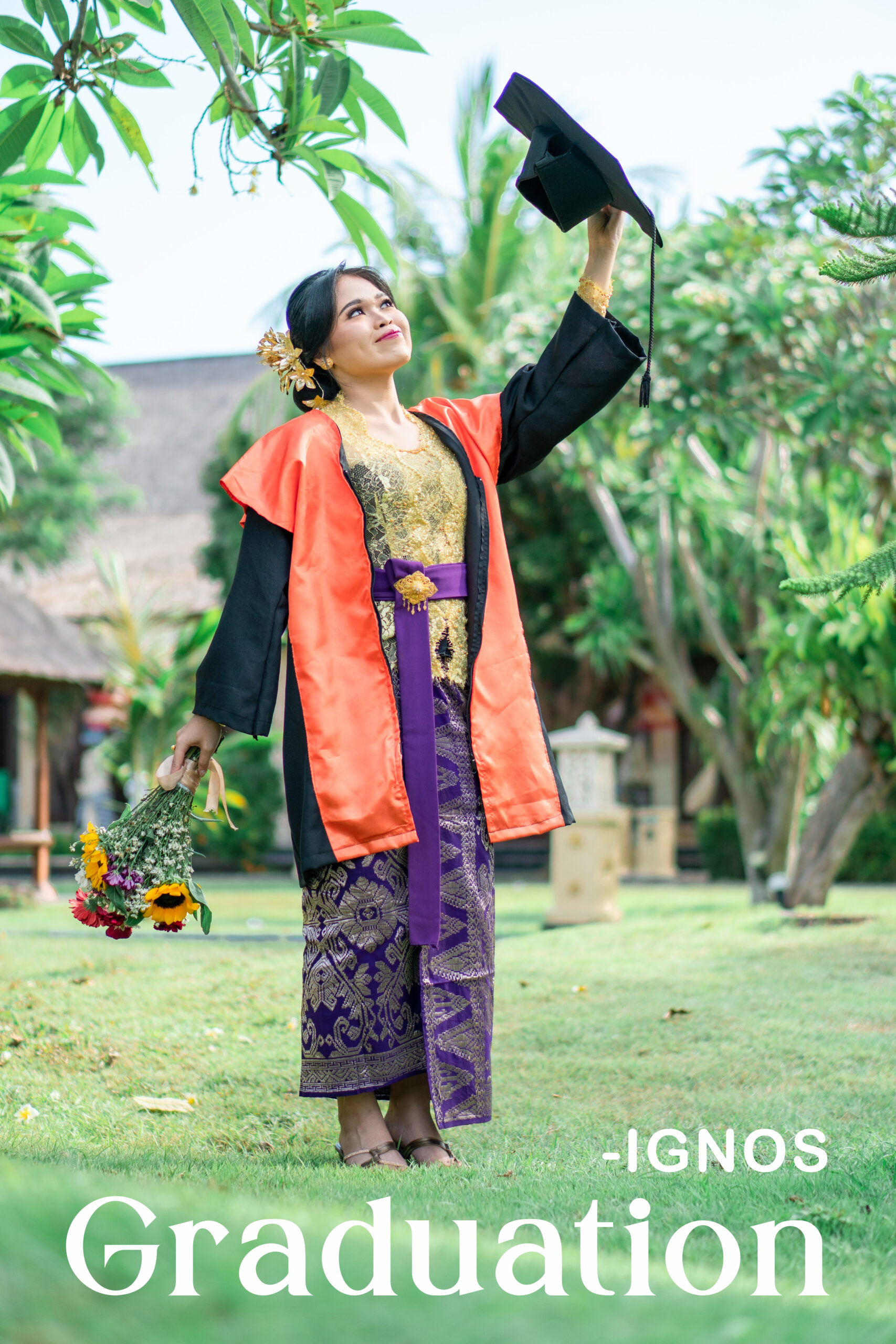 Wanita merayakan wisuda dengan kebaya Bali dan toga di luar ruangan oleh Ignos Studio