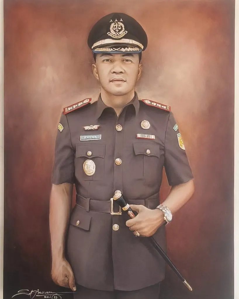 Lukisan potret seorang pria mengenakan seragam dinas upacara kepolisian lengkap dengan topi pet dan lencana, bergaya realis dengan latar belakang cokelat klasik.